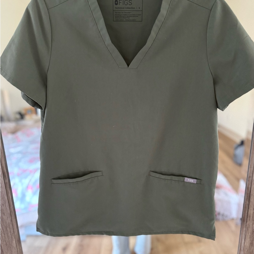 Figs scrub top